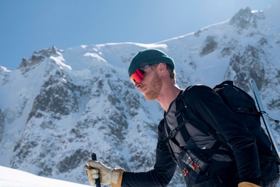 Skieur portant des lunettes de ski photochromiques PHANTOM dans un environnement de montagne
