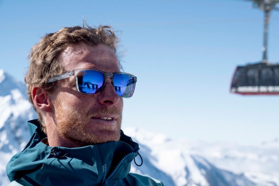 Personne portant des lunettes de soleil avec lentilles VOLT à contraste élevé et aux couleurs améliorées, à l’extérieur