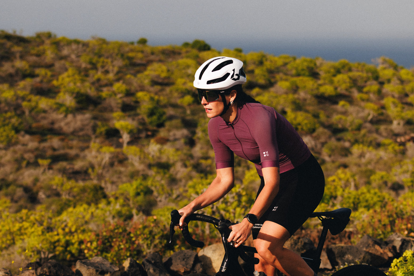 Cycliste portant un casque de vélo Bollé